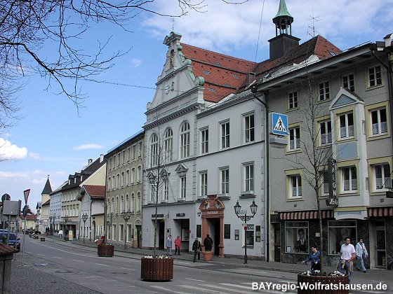 Das Rathaus inmitten alter Stadthäuser